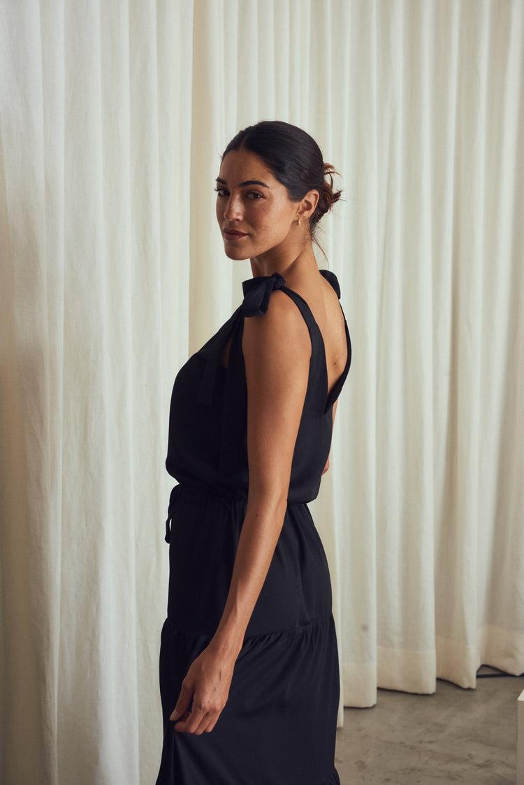 Camille Santorini Black Dress Promoción trimestral