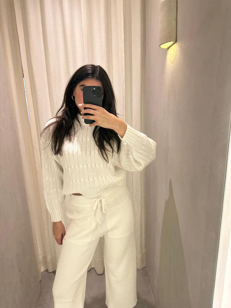 Camille Finland White Turtle Neck Sweater Últimos 2 días