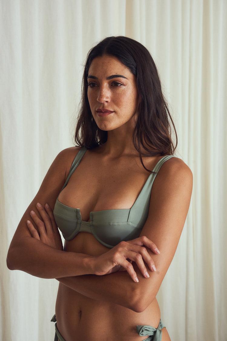 Camille Cabo Olive Bikini Top Envío internacional gratuito