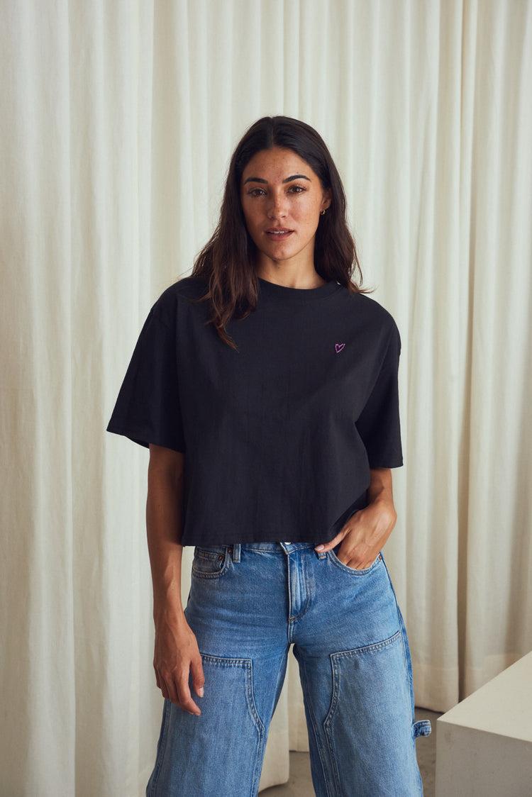 Camille L.A. Black Heart Tee Envío gratis