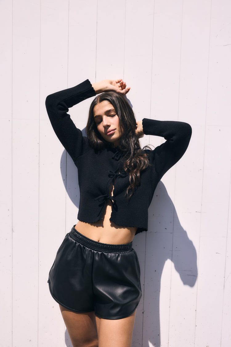 Camille Vienna Vegan Leather Black Short Oferta exclusiva