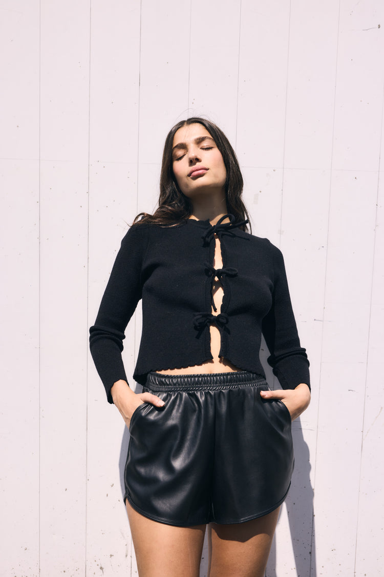 Camille Vienna Vegan Leather Black Short Oferta exclusiva