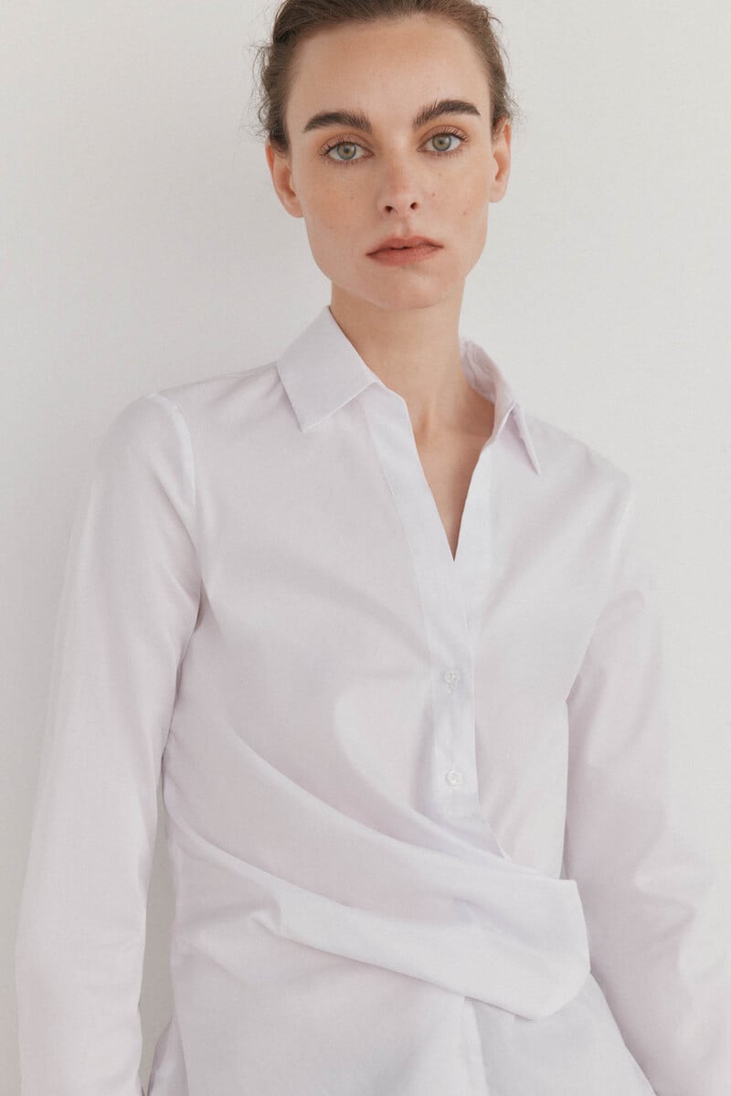 Cortefiel Camisa de cuello solapa con escote pico Devoluciones gratuitas