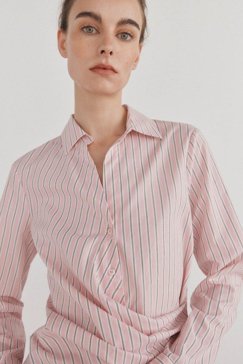 Cortefiel Camisa de cuello solapa con escote pico Precio ultrabajo