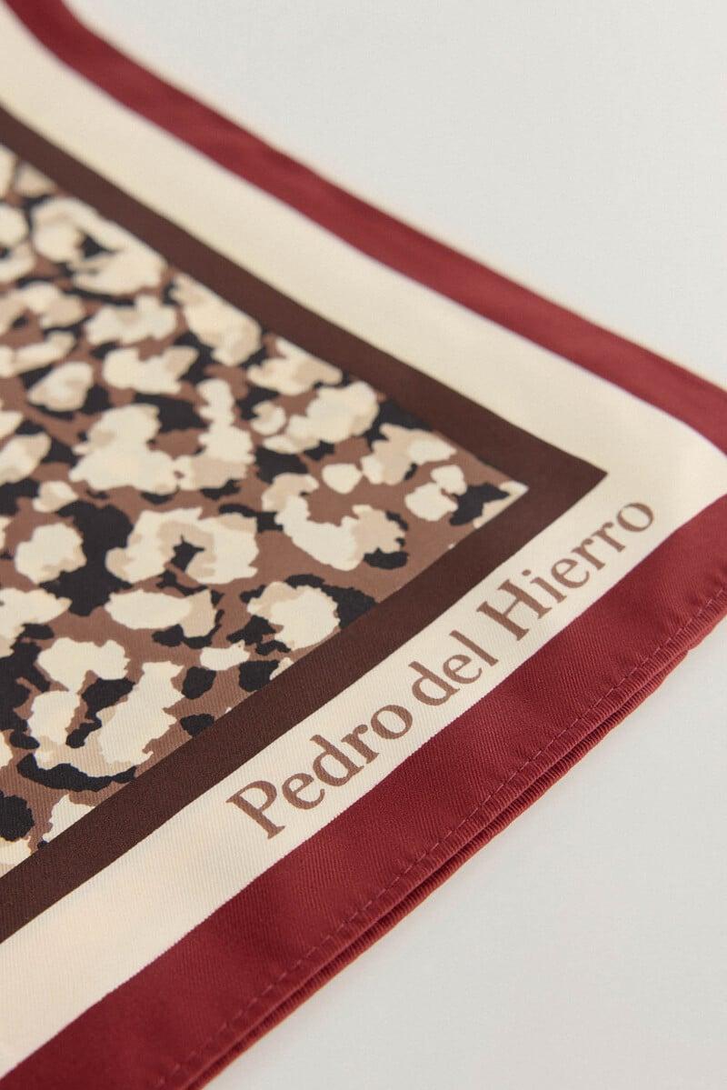 Cortefiel Chal con estampado de mancha animal Descuento