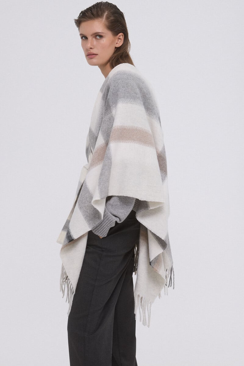 pedro del hierro Poncho de cuadros con flecos y cinturón