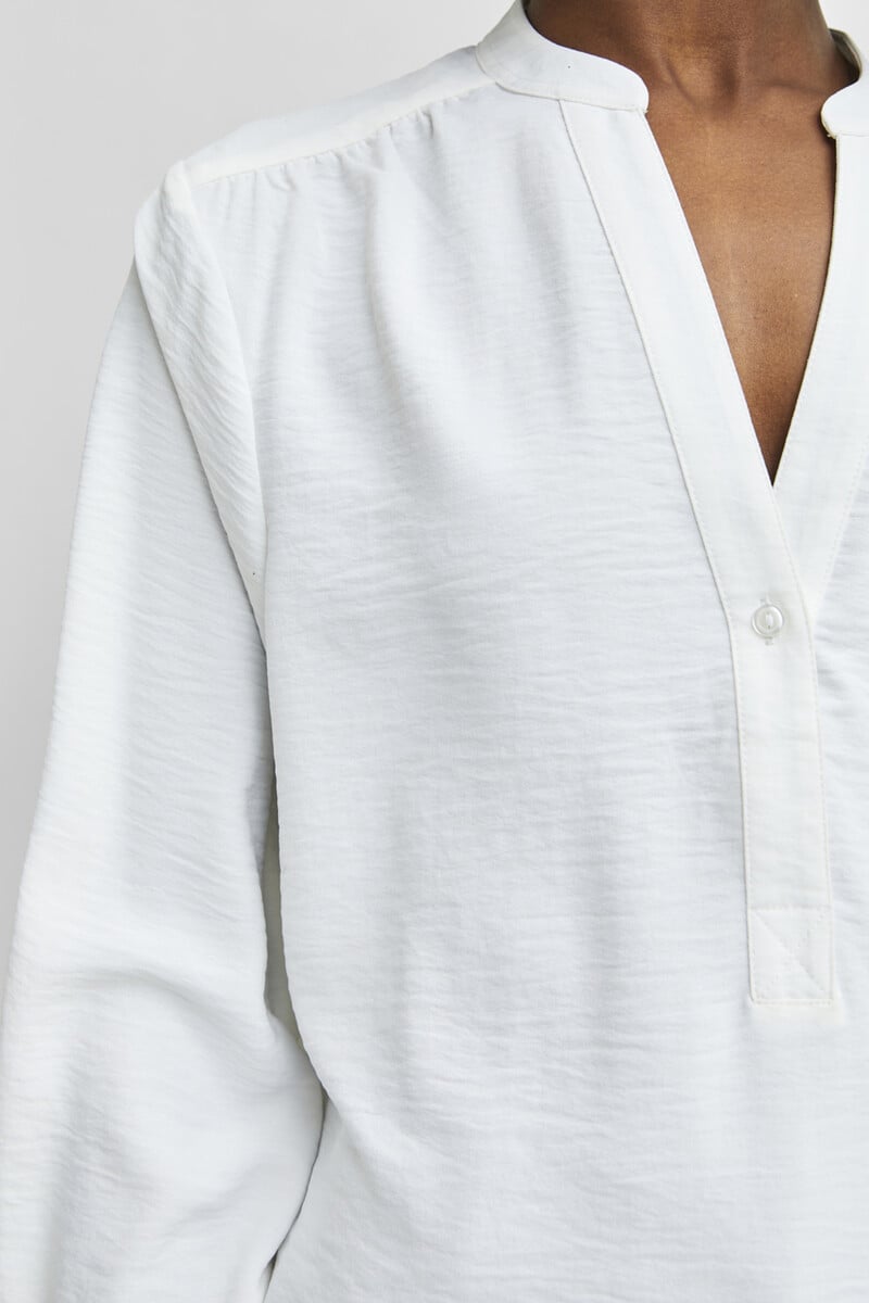 pedro del hierro Blusa fluida con cuello de pico confeccionada con materiales reciclados Oferta exclusiva
