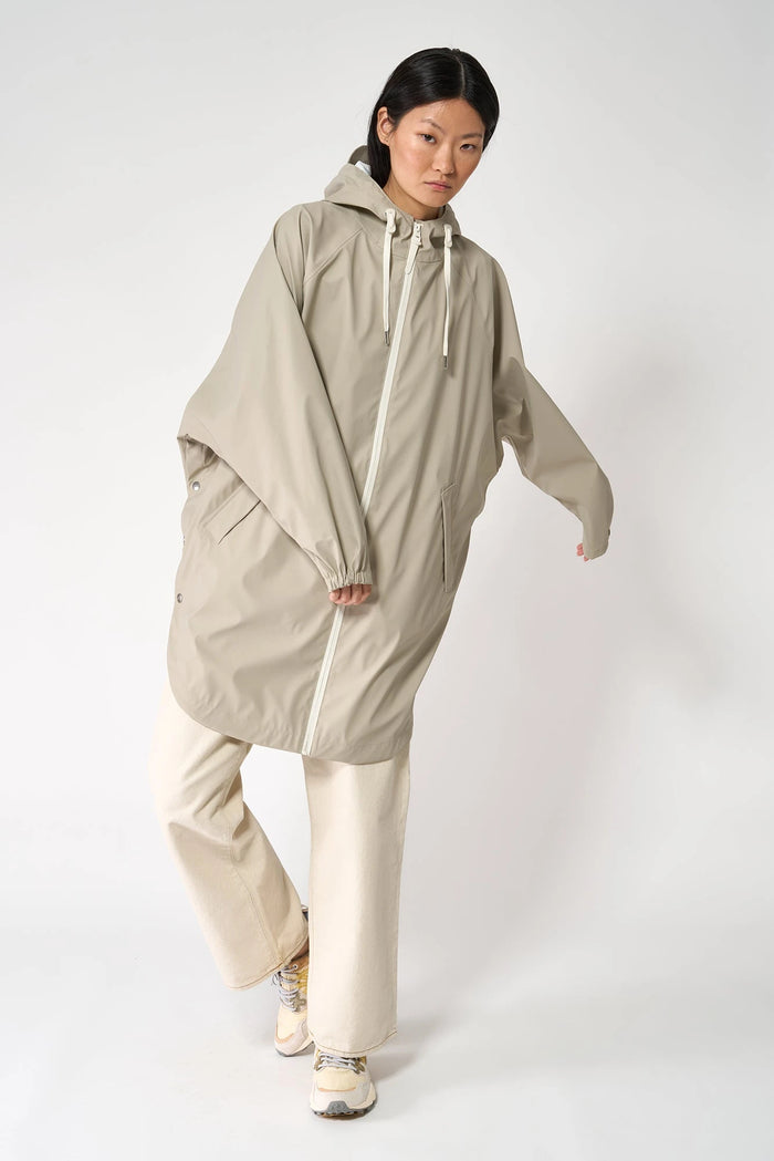 tantä rainwear Sky Stone Grey Última moda