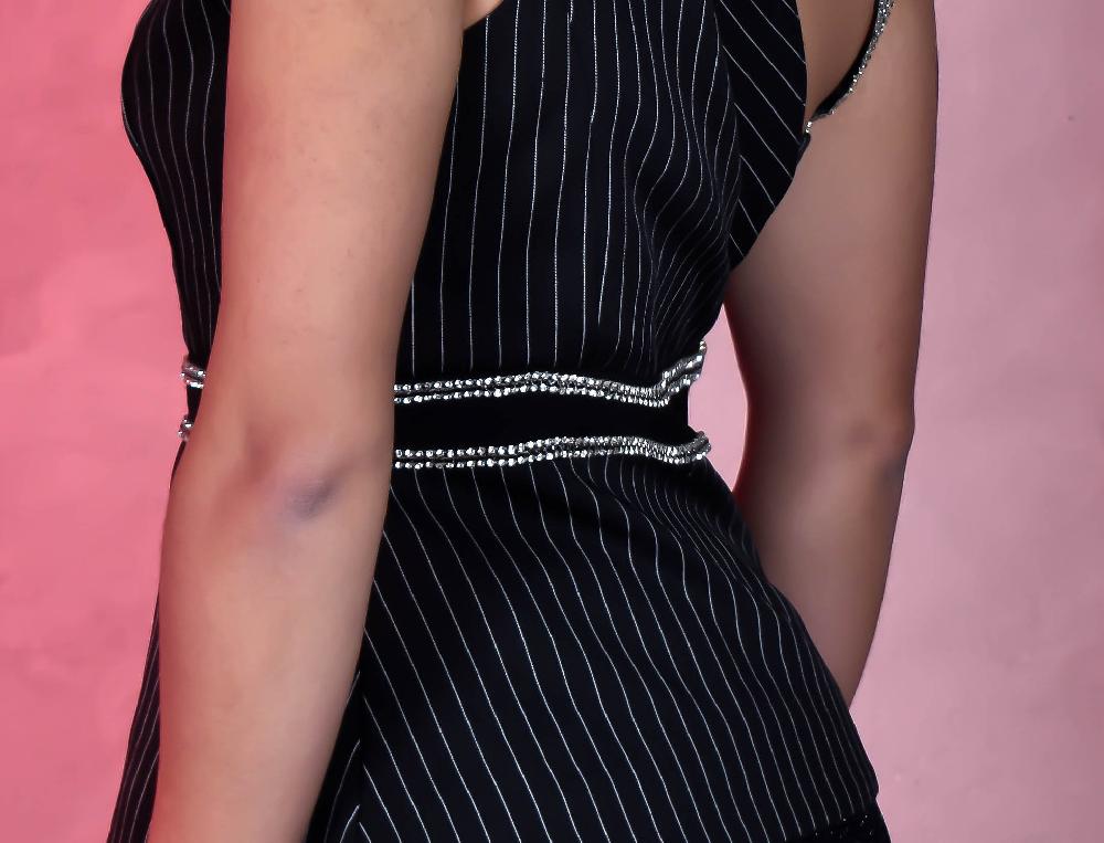 The New Black blusa lineal con cristales en copa y detalles Libre de impuestos
