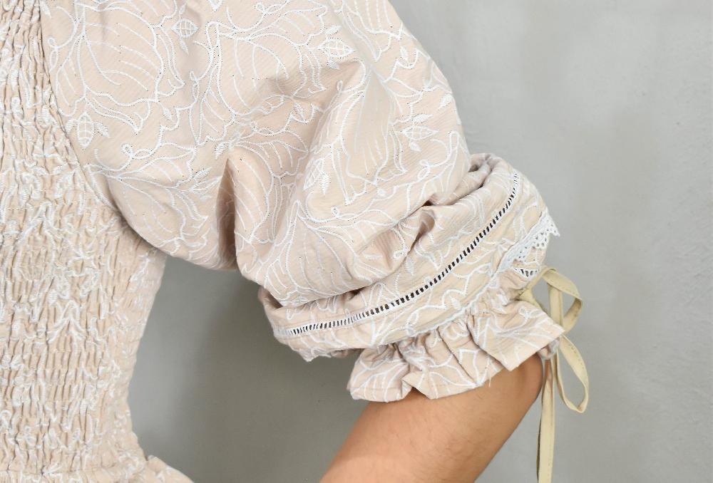 The New Black VT PRINT FLORAL BORDADO BLANCO CON BEIGE CORTO Solo queda un día