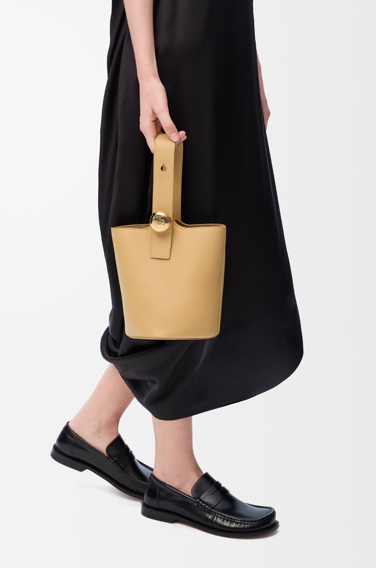 Loewe Mini Pebble bucket in smooth calfskin 11 Colours Gran oferta