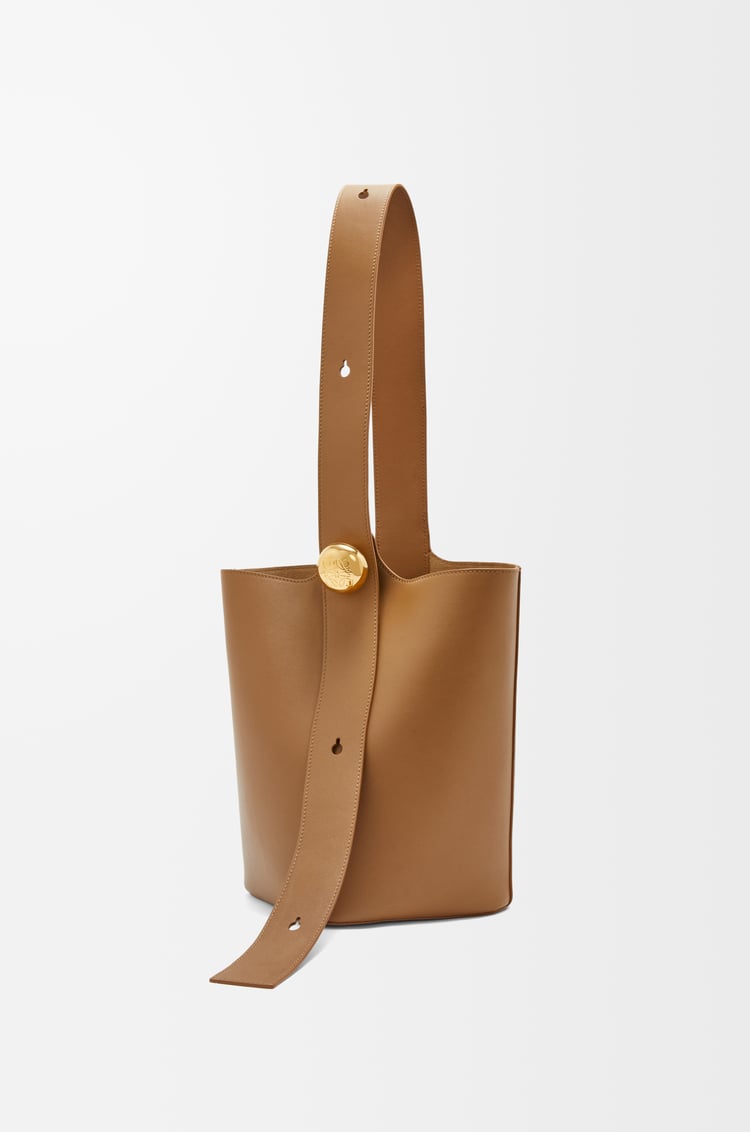 Loewe Medium Pebble bucket in smooth calfskin 7 Colours