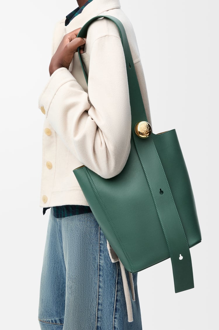 Loewe Medium Pebble bucket in smooth calfskin 7 Colours Devoluciones gratuitas