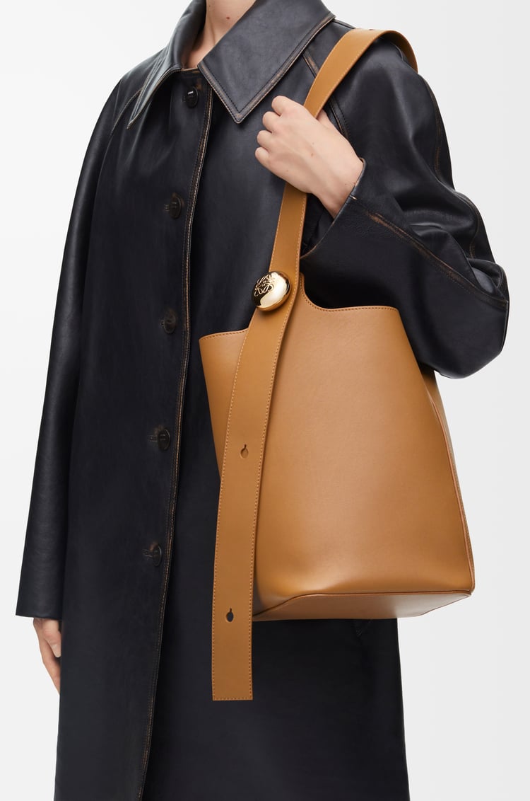Loewe Medium Pebble bucket in smooth calfskin 7 Colours Mejor oferta
