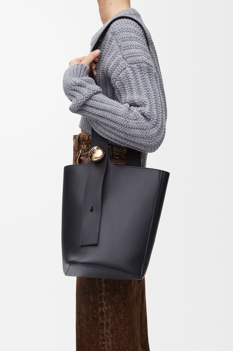 Loewe Medium Pebble bucket in smooth calfskin 7 Colours Rebajas online