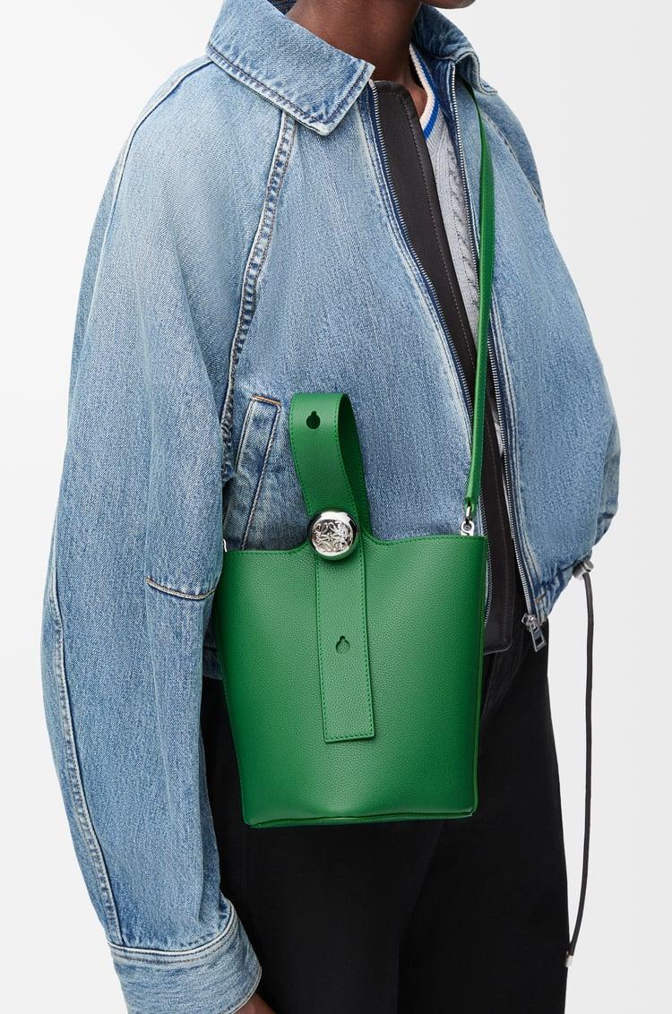 Loewe Mini Pebble bucket in soft grained calfskin 1 Colours Tienda