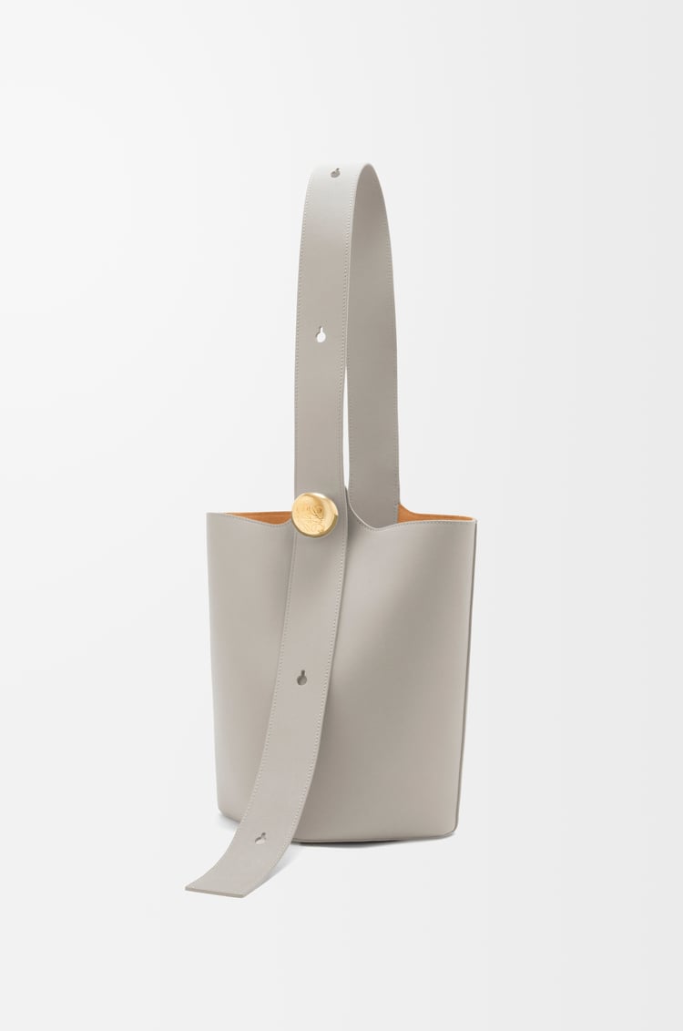 Loewe Medium Pebble bucket in smooth calfskin 7 Colours Solo queda un día