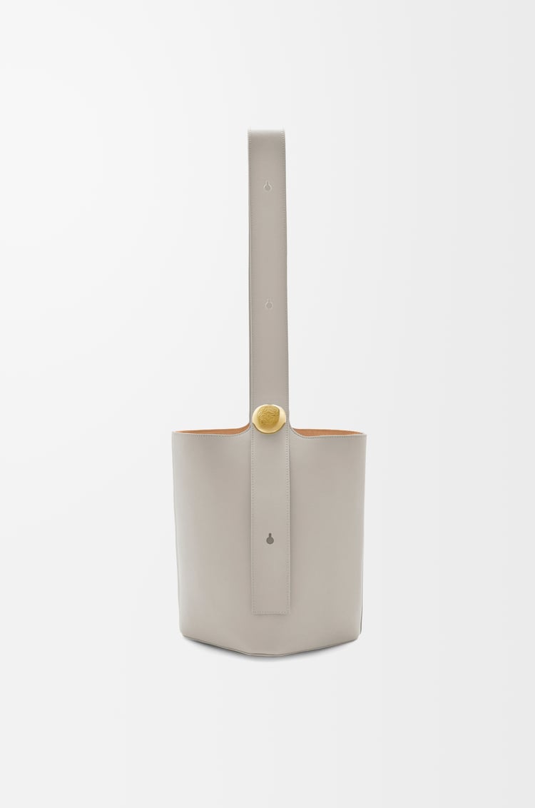 Loewe Medium Pebble bucket in smooth calfskin 7 Colours Solo queda un día