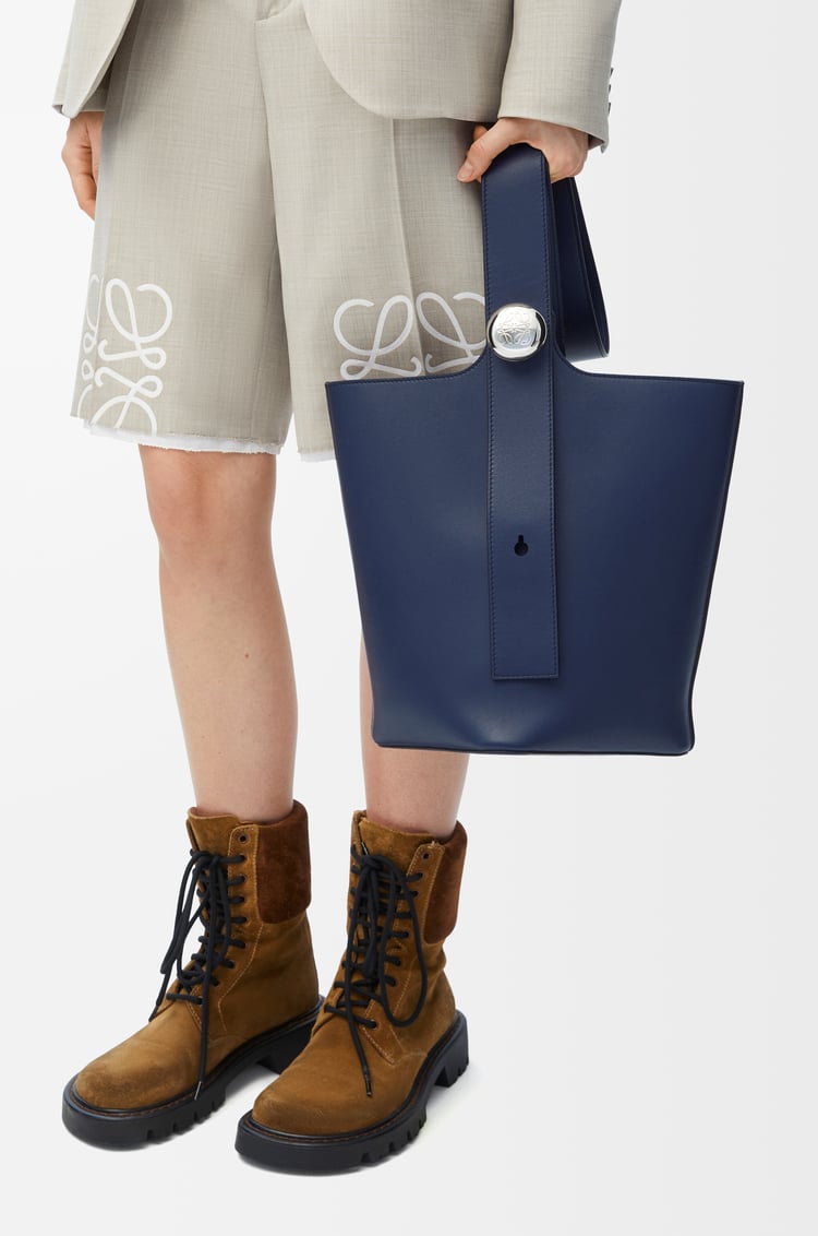 Loewe Medium Pebble bucket in smooth calfskin 7 Colours Tienda de fábrica