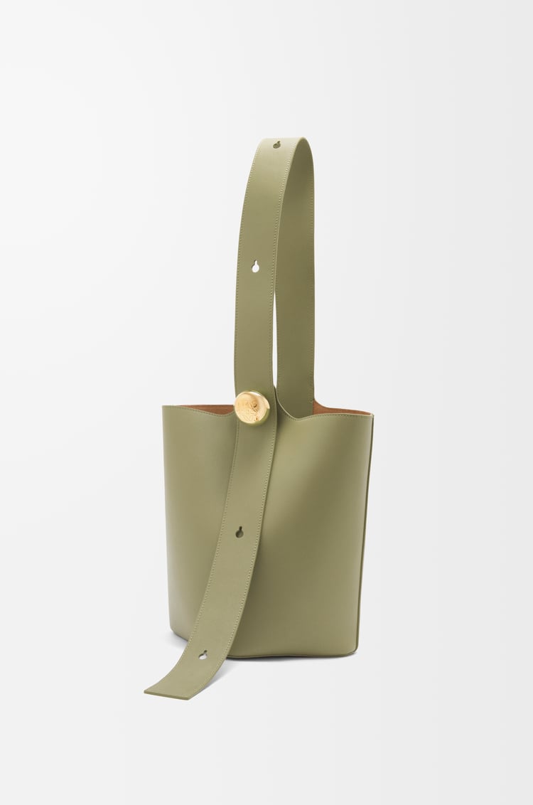 Loewe Medium Pebble bucket in smooth calfskin 7 Colours