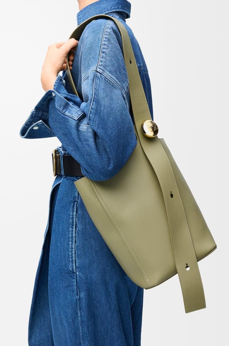 Loewe Medium Pebble bucket in smooth calfskin 7 Colours Venta caliente