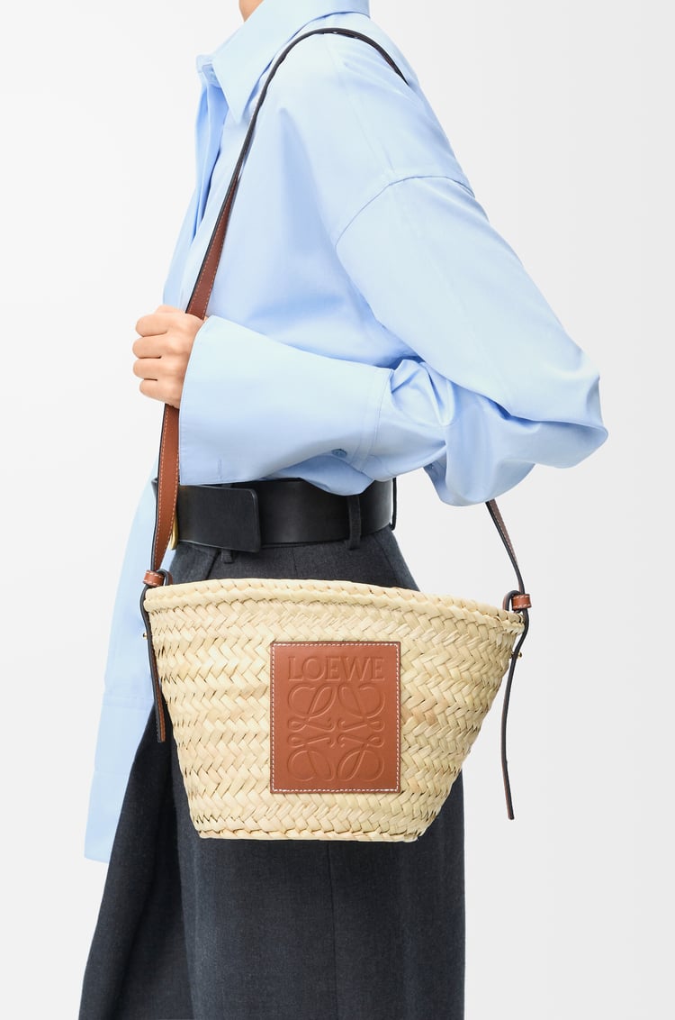 Loewe Drawstring bucket in palm leaf and calfskin 2 Colours En oferta