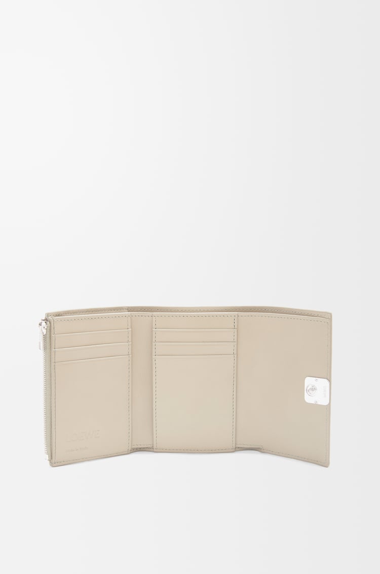 Loewe Anagram small vertical wallet in pebble grained calfskin 3 Colours Promoción por tiempo limitado